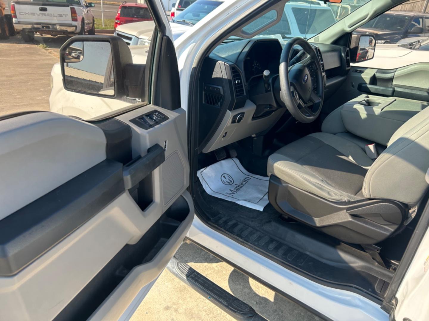 2017 White Ford F-150 XL SuperCab 6.5-ft. 4WD (1FTEX1EP1HF) with an 2.7L V6 DOHC 24V engine, 6A transmission, located at 1687 Business 35 S, New Braunfels, TX, 78130, (830) 625-7159, 29.655487, -98.051491 - Photo#5
